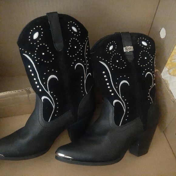 Boots - Picture 4 of 6